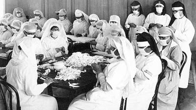 Volunteer caregivers from the American Red Cross during the Spanish Flu epidemic (1918). (CO0-Creative Commons)