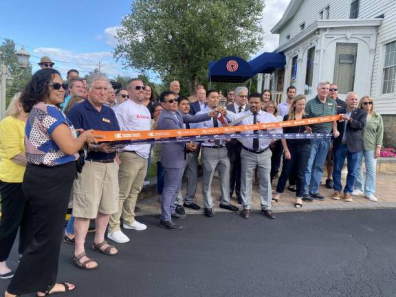 Pasta Della Nonna owner Gilberto Gonzalez cuts the ribbon at his restaurant’s grand opening. Photos: Molly Colgan