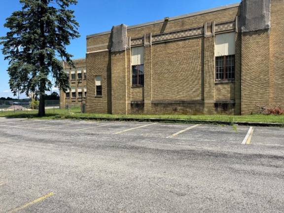 Neuhaus signs resolution to purchase Maple Avenue building